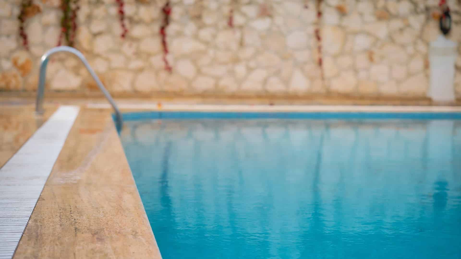 Du sol aux margelles : harmoniser le carrelage autour de la piscine