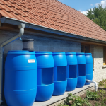 Jusqu’ici, je laissais l’eau de pluie s’écouler dans le caniveau — jusqu’au jour où j’ai installé un récupérateur sur ma gouttière et découvert l’ampleur du gaspillage découvrez comment l'installation d'un récupérateur d'eau de pluie sur une gouttière m'a permis de réduire le gaspillage et d'utiliser efficacement l'eau de pluie au lieu de la laisser s'écouler dans le caniveau.